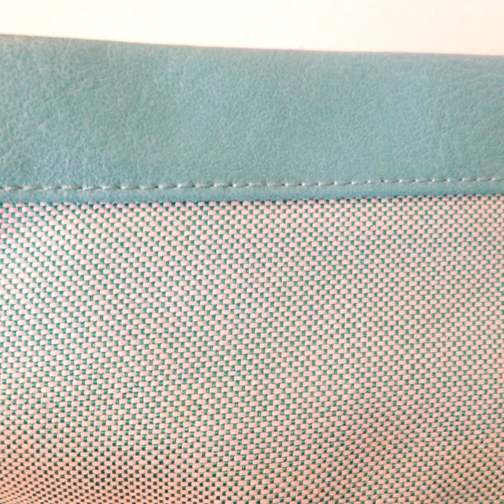 Estee Lauder Cosmetic Brush Bag Two Tone Green Faux Leather Zipper Closure - Picture 4 of 4